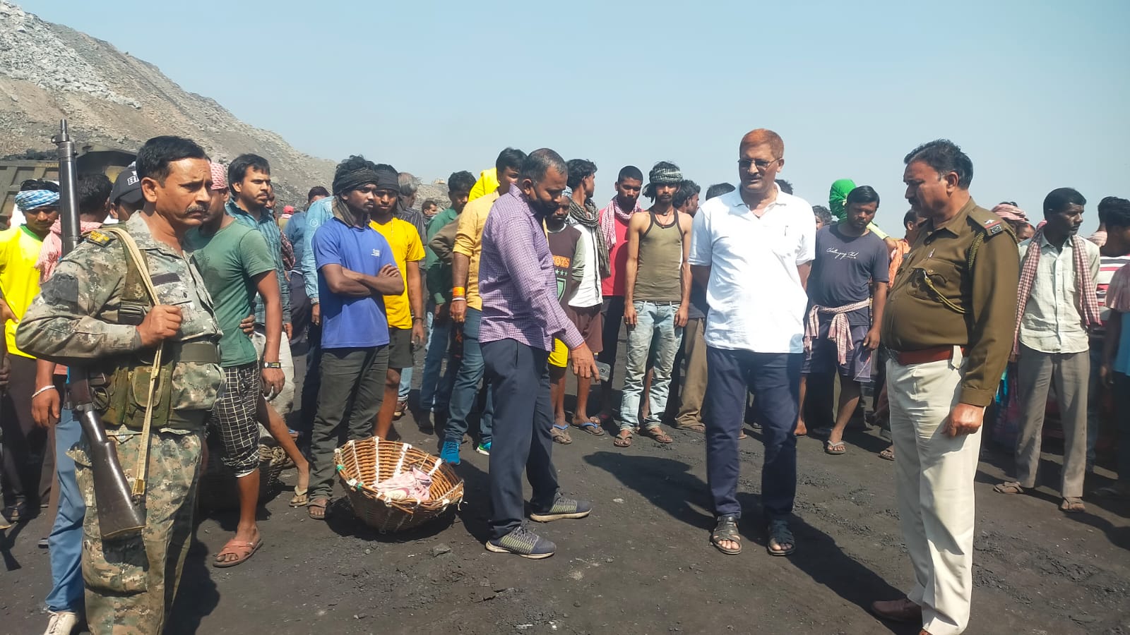 काम शुरू होते ही राजापुर लोडिंग पॉइंट पर फायरिंग, दहशत में मजदूर