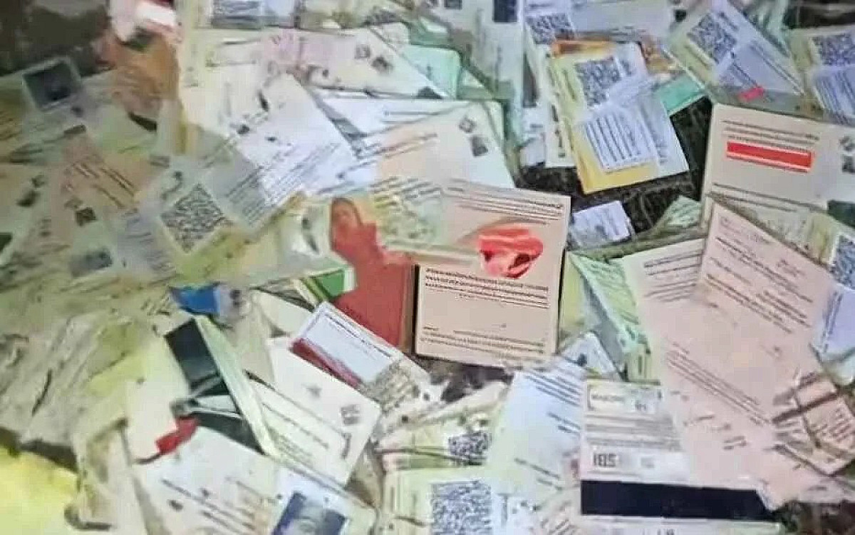 बोकारो के जंगल में मिले सरकारी दस्तावेज! भारी मात्रा में वोटर आईडी, पैन और एटीएम कार्ड बरामद