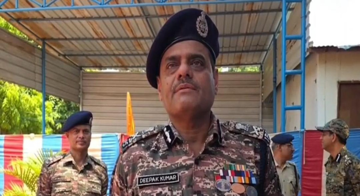 नक्सलियों के गढ़ में गूंजा CRPF का दम, बूढ़ा पहाड़ पहुंच स्पेशल DG बोले- “जहां हम, वहां जीत तय”