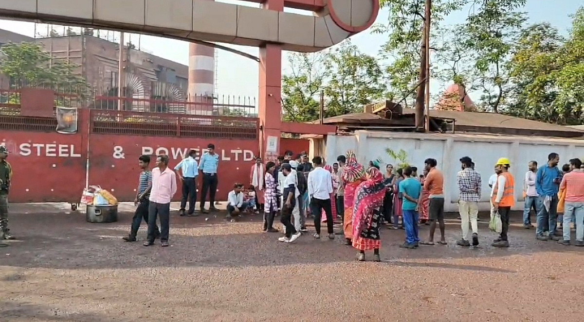 सरायकेला में कंपनी गेट पर विस्थापित परिवारों का धरना, रोजगार की कर रहे मांग