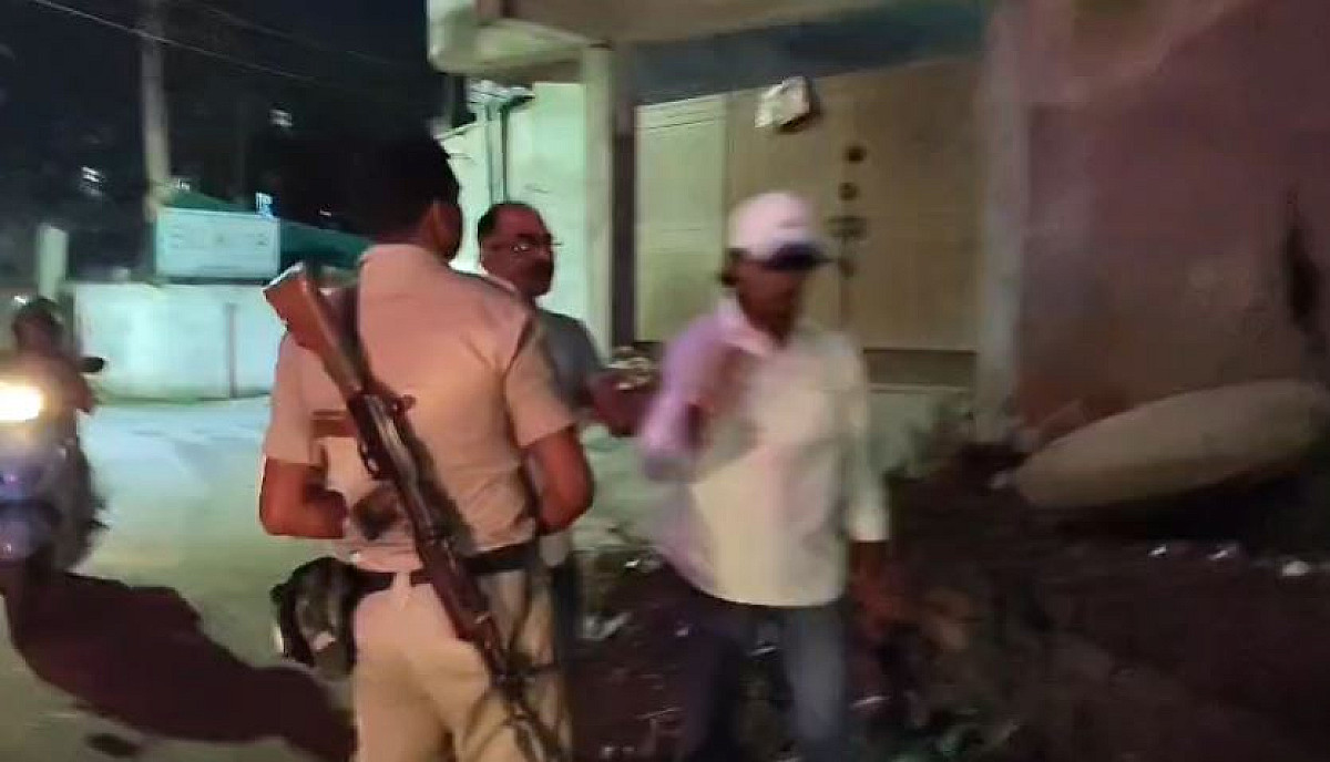 वीडियो क्यों बनाया बे..!  रांची के रंगबाज़ दरोगा ने छात्र को जमकर पीटा, वीडियो वायरल