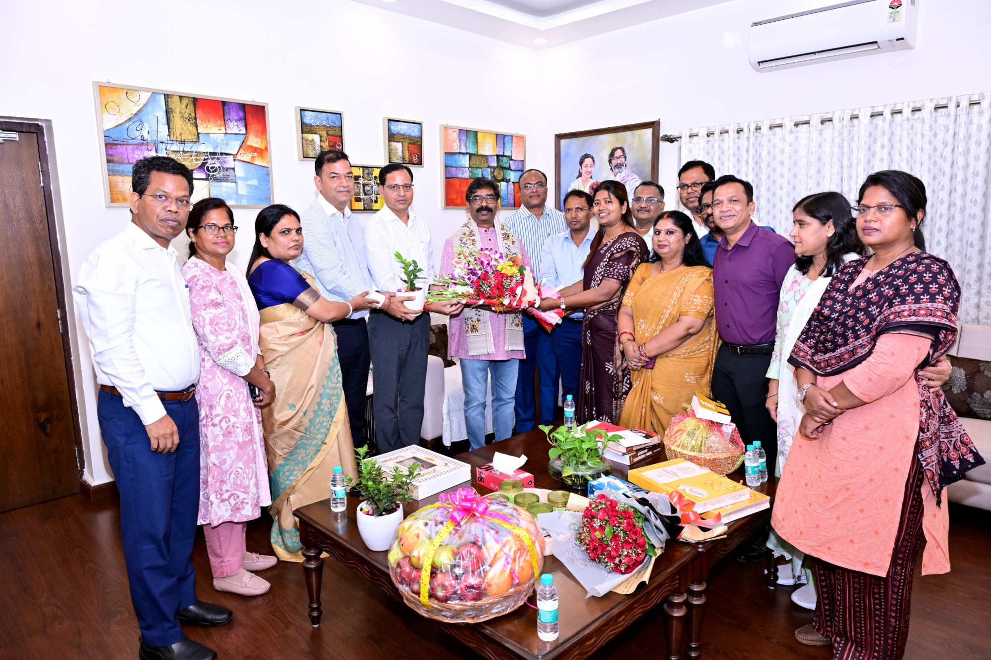 नवप्रोन्नत अफसरों से मिले CM हेमन्त, बोले- जनता तक हर योजना पहुंचाना सबसे बड़ी जिम्मेदारी