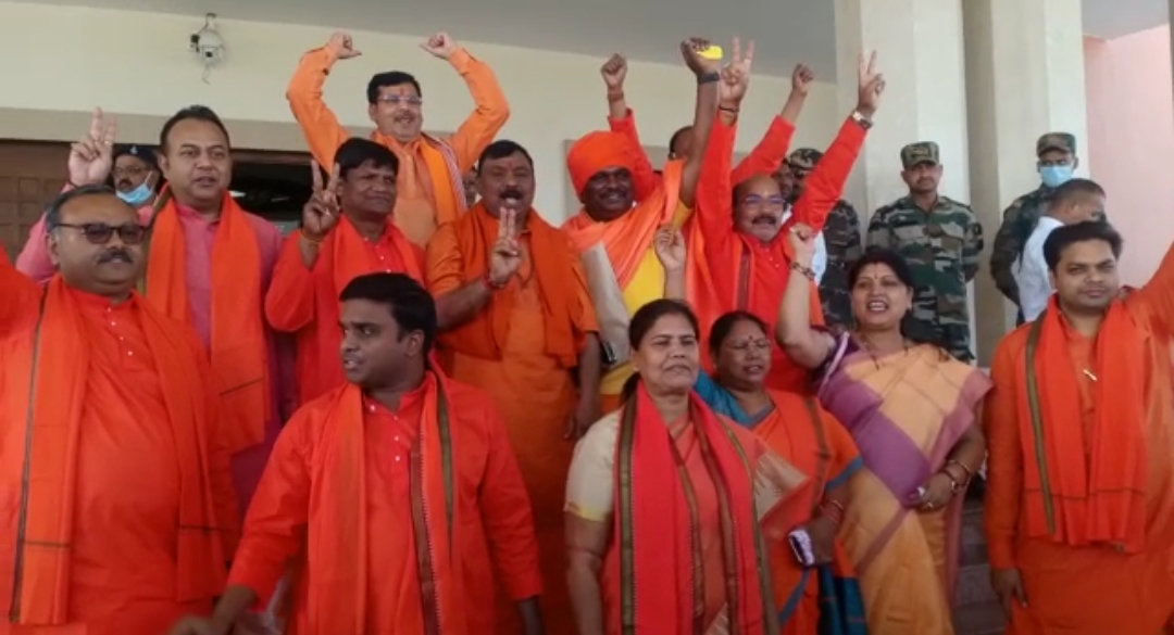 झारखंड विधानसभा बजट सत्र : भगवा पहन कर आए भाजपाई, गूंजा जय श्री राम का नारा