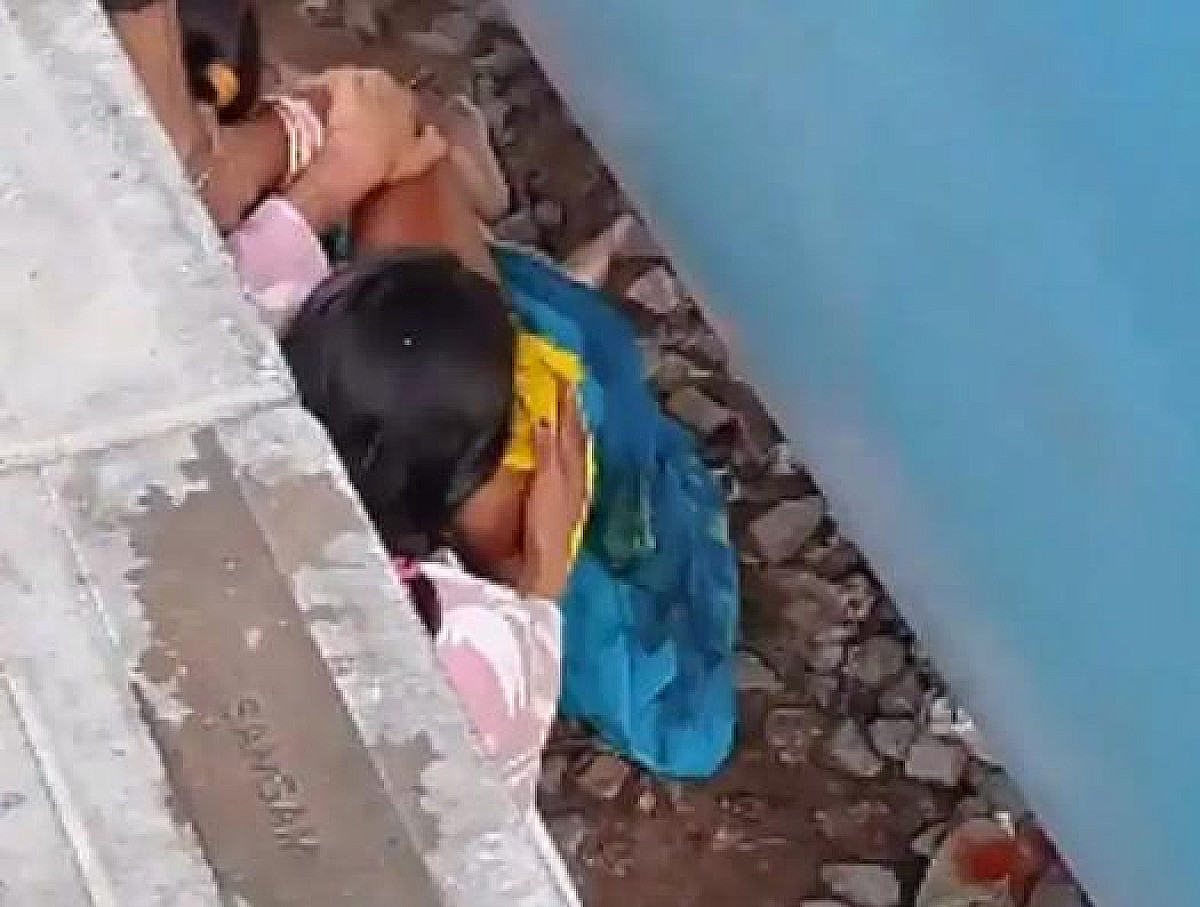 बाप रे!  बच्चे को लेकर चिपकी रही माँ और ऊपर से गुजर गई ट्रेन, फिर जो हुआ देखिए