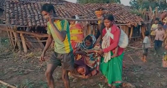 यहां बहंगी पर प्रसव के लिए जाती हैं दर्द से बिलखती महिला, वीडियो में देखिए झारखंड में विकास का हाल