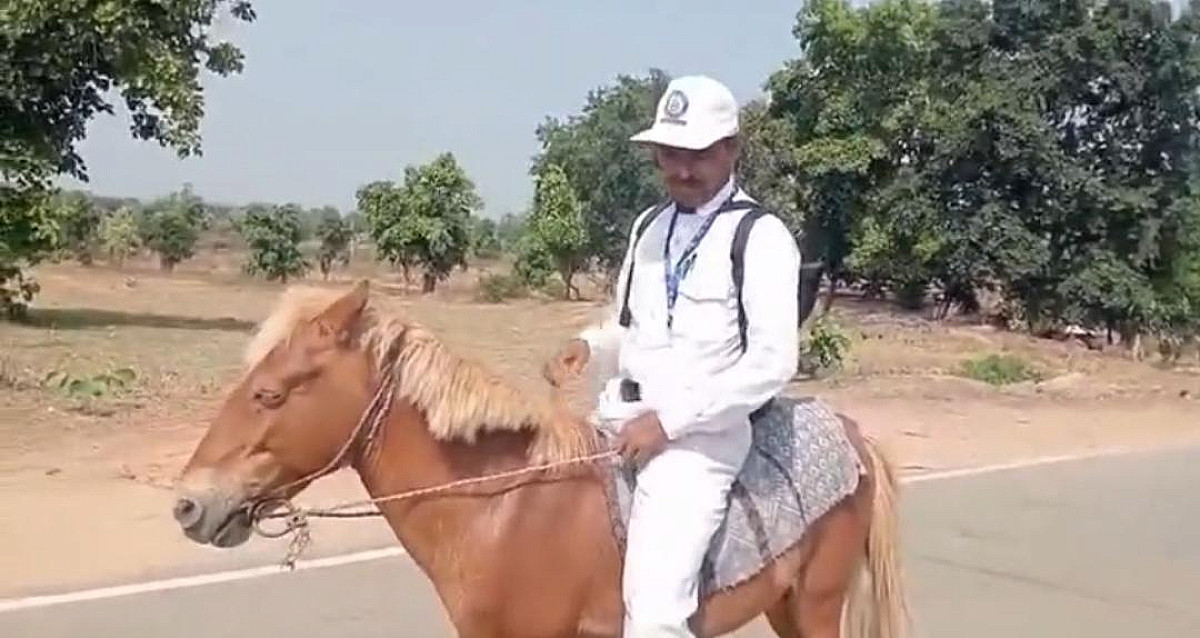 पेट्रोल-डीजल हुआ महंगा तो घोड़ा पर जनगणना करने निकले शिक्षक, गढ़वा का वीडियो वायरल