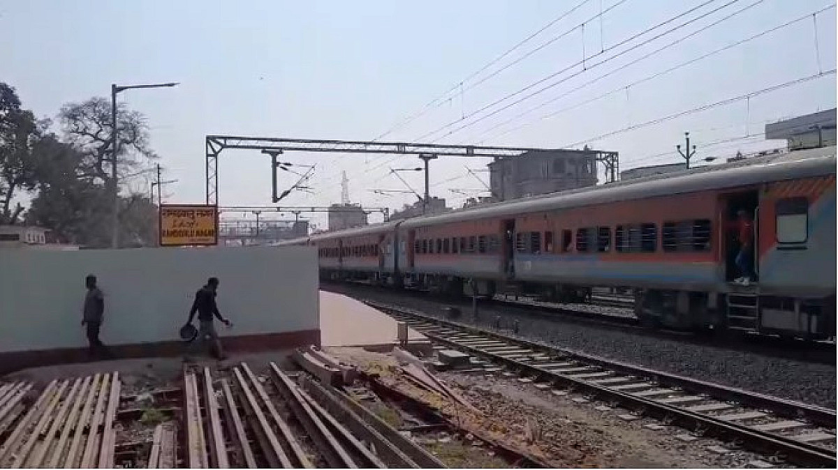 मुजफ्फरपुर में असामाजिक तत्वों ने एक घंटे में तीन ट्रेनों पर किया पथराव, वंदे भारत समेत कई ट्रेनें निशाने पर