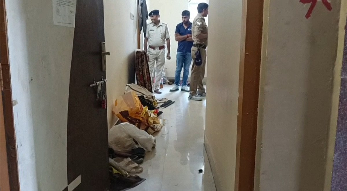 विक्रम शर्मा हत्याकांड: जमशेदपुर में फरार आरोपियों के घर कुर्की, खाली मिले मकान