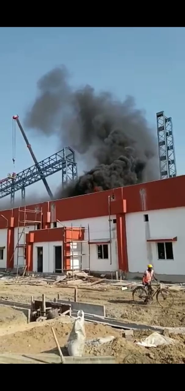 हर्ल सिंदरी के स्टोर रूम की छत पर लगी आग भड़की, लोगों ने बताया यह है वजह