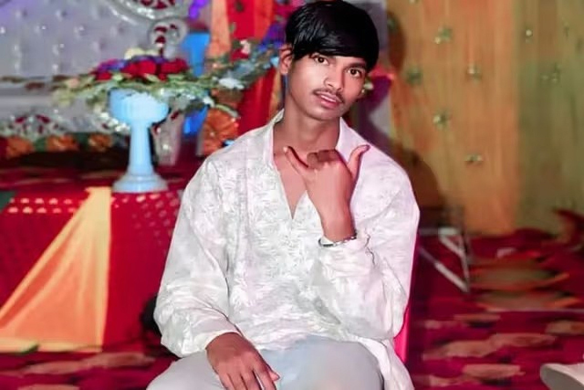प्रेमिका ने किया शादी से इनकार तो हाईटेंशन टॉवर पर चढ़ा प्रेमी, फिर हुआ कुछ ऐसा की मच गई चीख-पुकार
