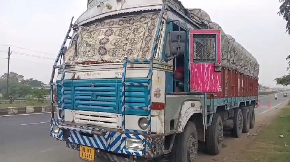 धनबाद में हाईटेक चोरी! इनोवा कार से आए चोर, सड़क किनारे खड़ी ट्रक से उड़ा ले गए डीजल