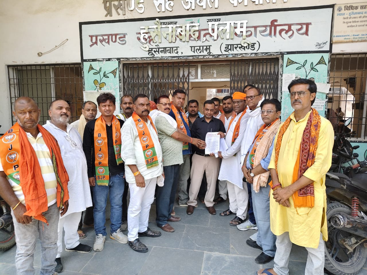 किसानों के मुद्दे पर भाजपा का हल्ला बोल, हुसैनाबाद प्रखंड कार्यालय का घेराव कर राज्यपाल के नाम सौंपा 12 सूत्री मांगपत्र