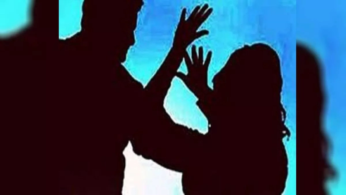 रिटायर्ड कर्नल ने महिला से की गंदी हरकत, छेड़छाड़ का विरोध करने पर दंपती पर रॉड से हमला, जानिए कहां का है मामला
