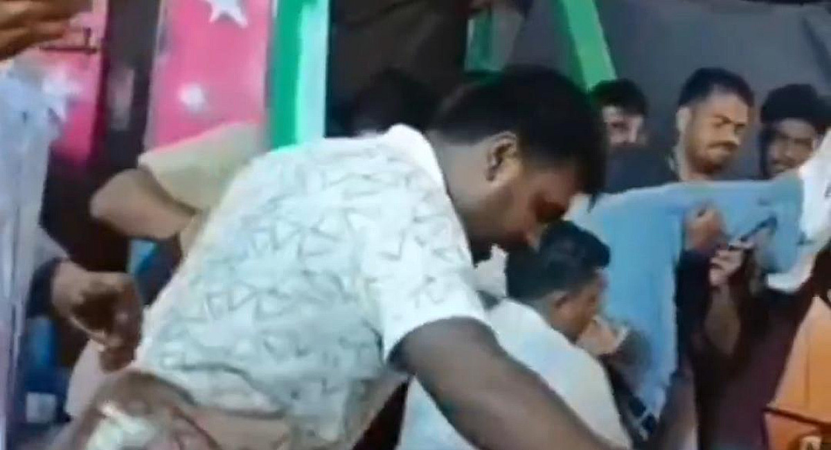OMG ! सुनामी झूले में झूल रहे थे लोग, तभी अचानक नीचे गिर गया युवक, फिर जो हुआ देखकर रह जाएंगे दंग