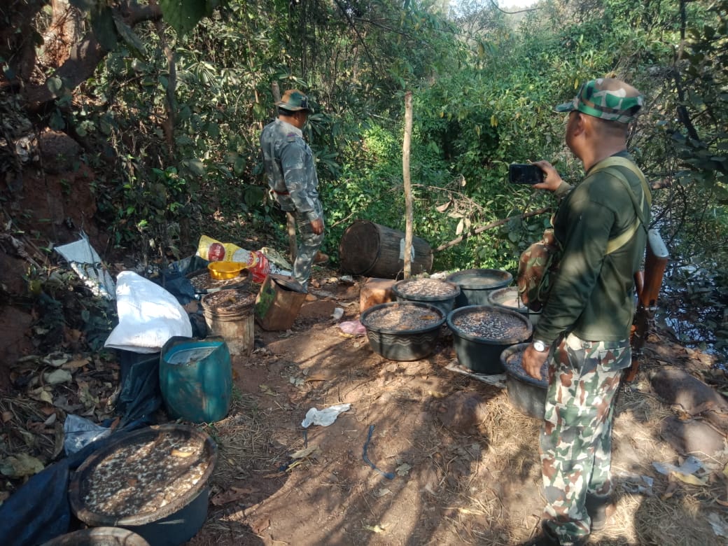 सारंडा में अवैध महुआ शराब के खिलाफ पुलिस की बड़ी कार्रवाई, कई भट्ठियों को किया ध्वस्त