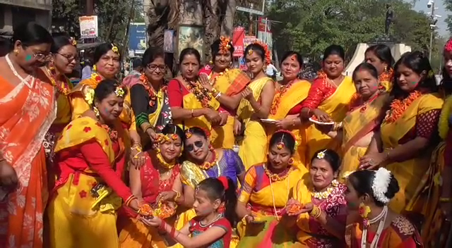 कोयलांचल के बंगाली एसोसिएशन की महिलाओं पर चढ़ा होली का खुमार, जमकर खेली फूलों से बने रंगों की होली