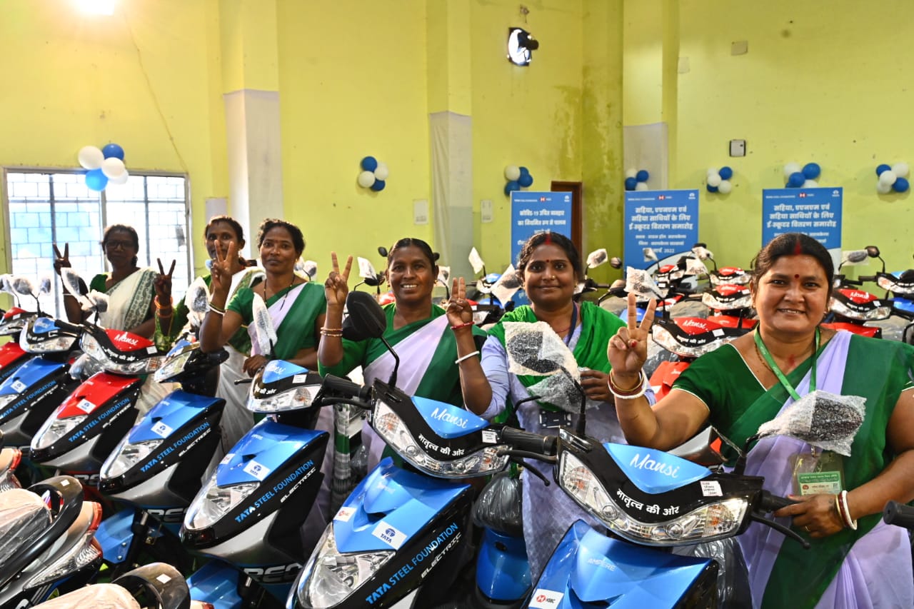 181 सहियाओं को ई-स्कूटर देकर टाटा स्टील ने अभियान शुरू किया, जगह-जगह चार्जिंग प्वाइंट बनाने का दिया भरोसा