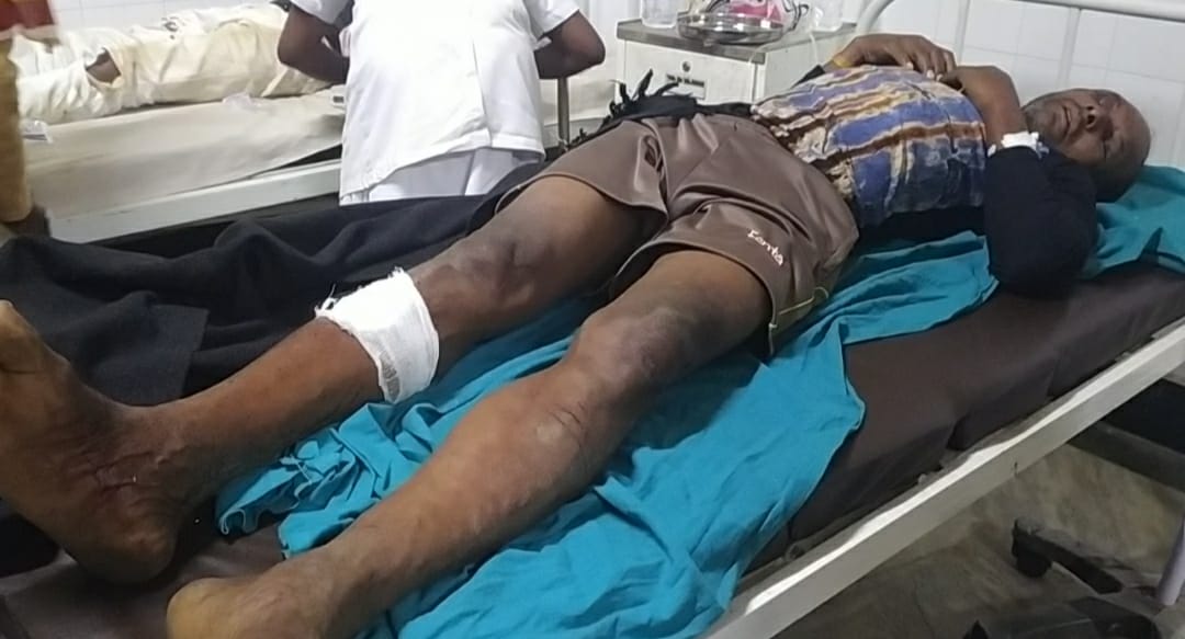 BREAKING: अवैध संबंध के आरोप में बुजुर्ग महिला-पुरुष को पेड़ से बांध कर पिटाई, दोनों को निर्वस्त्र घुमाया, 6 गिरफ्तार