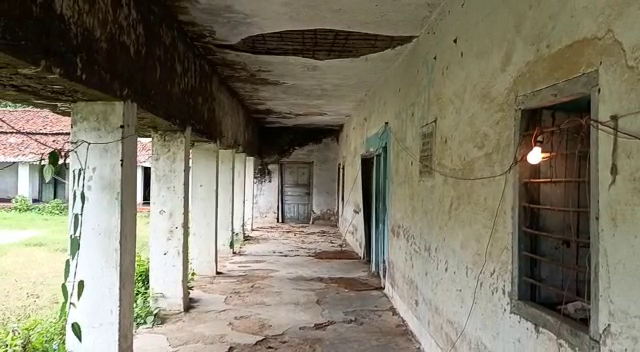 खंडहर में तब्दील हुआ सरकारी छात्रावास ,जानवरों का बन गया है अड्डा
