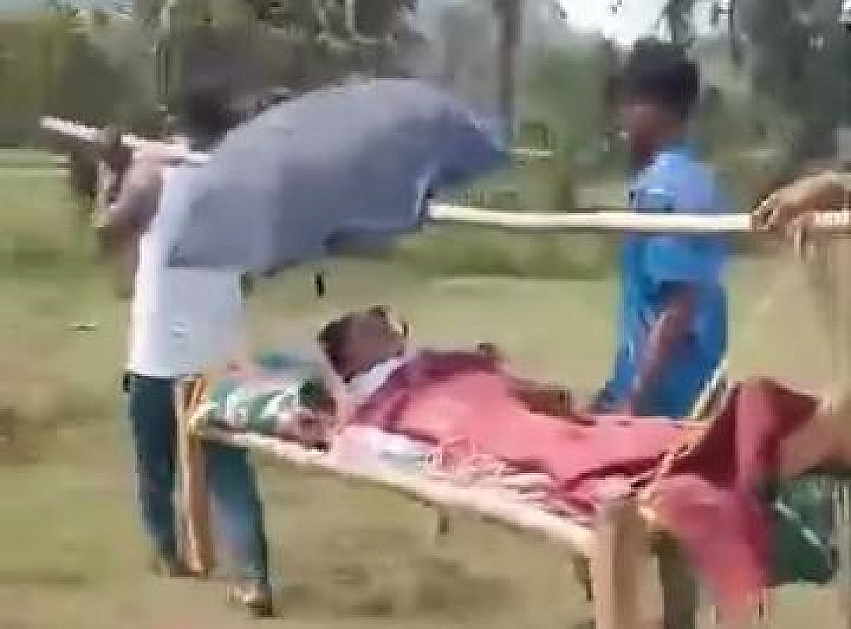 विकास के दावों पर सवाल! सड़क न होने से खटिया बनी मरीजों की एंबुलेंस, देखिए Video
