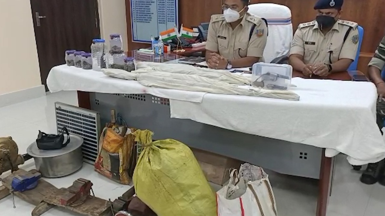 चतरा में टीएसपीसी उग्रवादियों के ट्रेनिंग कैंप और गन फैक्ट्री पर छापा, भारी मात्रा में हथियार बनाने का सामान बरामद