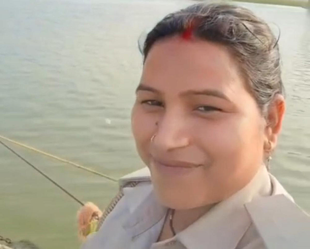 खाकी पर रील का नशा! ड्यूटी के दौरान रील बनाने में मशगुल थी ये महिला पुलिसकर्मी देखिये 