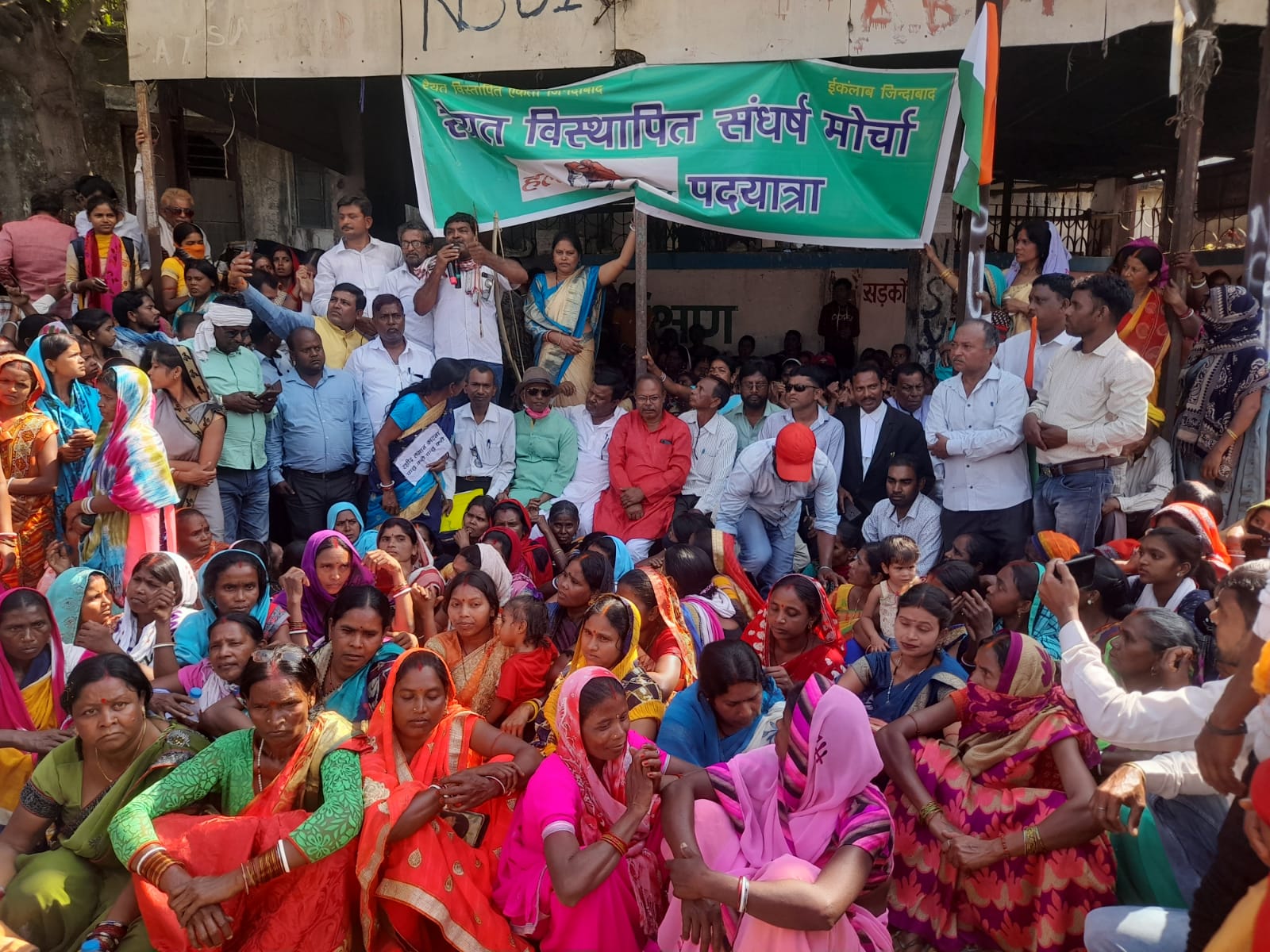 हक़ और हकूक के लिए सड़क पर आए विस्थापित, कहा-सरकार अदूरदर्शिता के कारण परेशान हो रहे रैयत