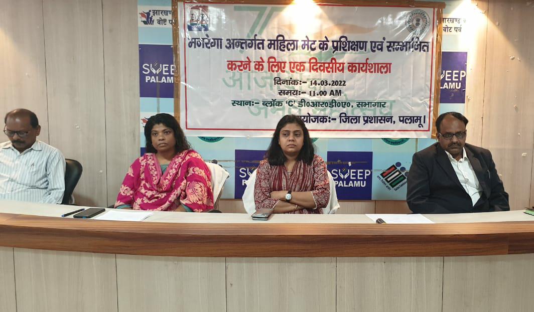 मनरेगा में उत्कृष्ट कार्य के लिए सम्मानित की गई महिला मेट