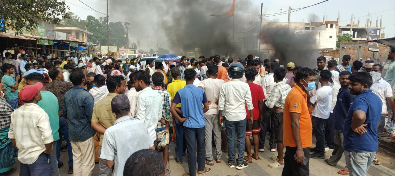 रांची में युवक की हत्या पर फूटा स्थानीय लोगों का गुस्सा,घंटों रांची-डाल्टनगंज मुख्य सड़क जाम 