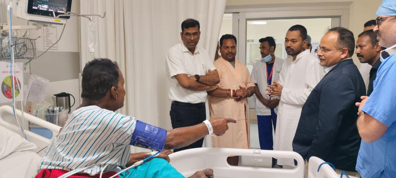 मुजफ्फरपुर अग्निकांड:दिल्ली दौरा कैंसील कर अस्पताल पहुंचे स्वास्थ्य मंत्री,घायलों से की मुलाकात 