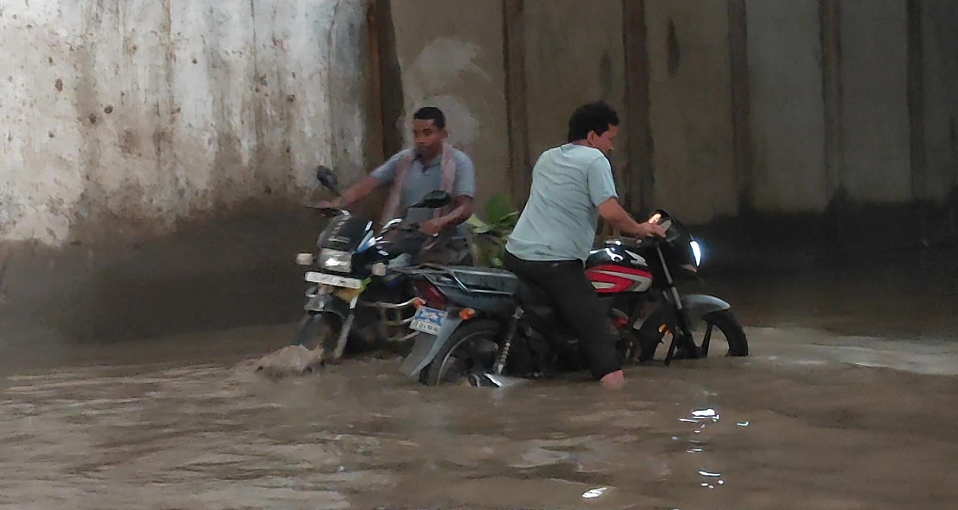 जलजमाव से बेहाल साहिबगंज का कल्यानचक अंडरपास, राहगीरों की बढ़ी  मुश्किलें