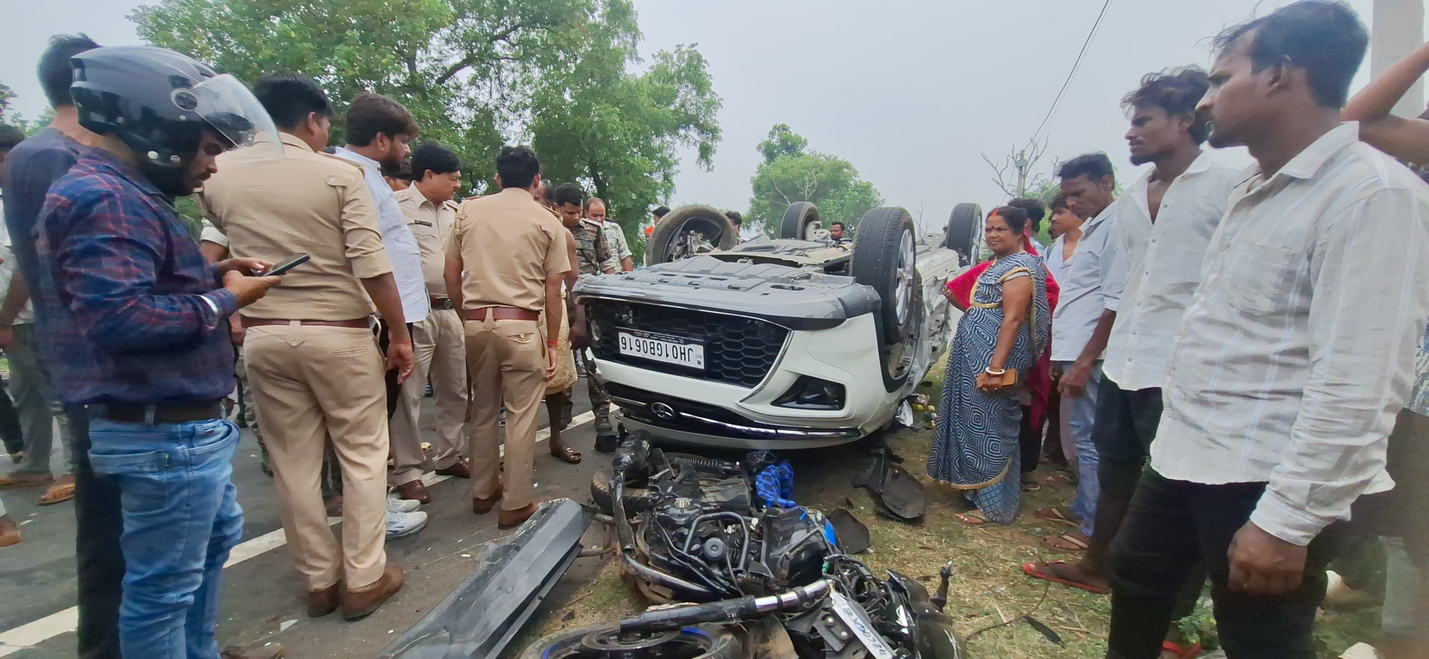 BREAKING: गिरिडीह में दर्दनाक सड़क हादसा, दो कार और बाइक की टक्कर में मासूम की मौत, पति-पत्नी घायल