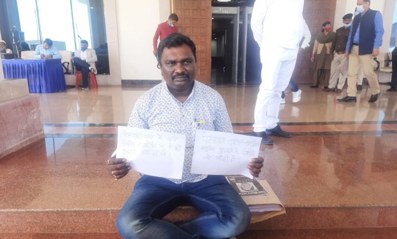 धरना पर बैठे भाजपा विधायक अमर बाउरी, रेपिस्ट को फांसी देने की मांग