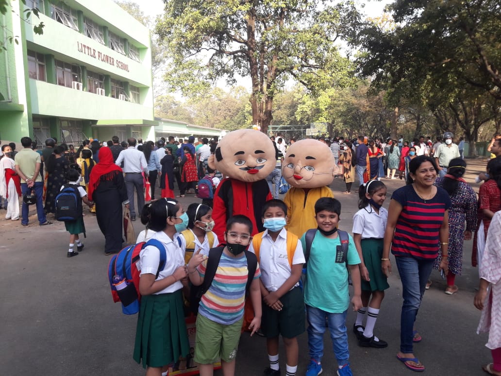 कहीं मोटृ-पतलू तो कहीं डोरेमॉन, कैंपस में ऐसे वेलकम से बच्चों की बल्ले-बल्ले