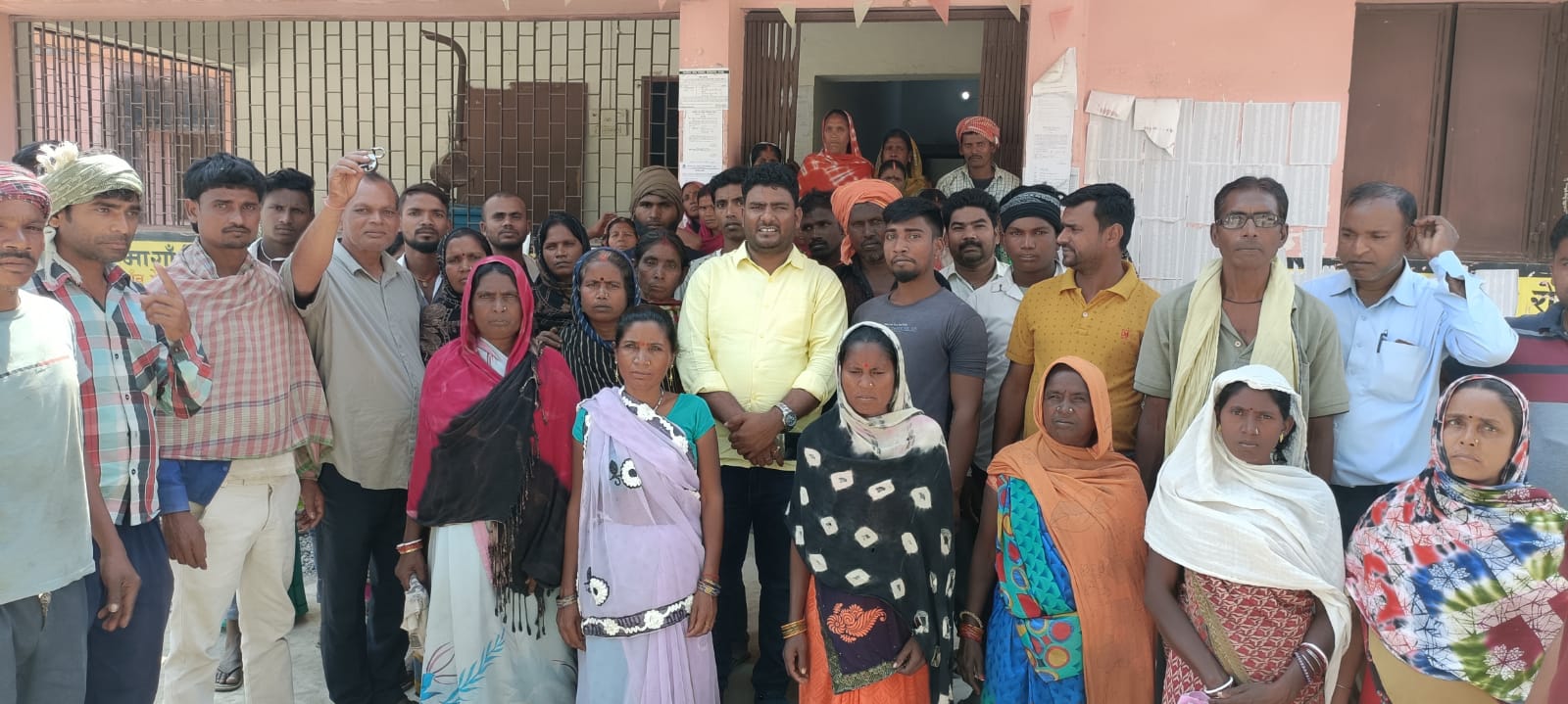 मानदेय की मांग को लेकर सफाई कर्मियों ने नगर पंचायत कार्यालय में किया प्रदर्शन