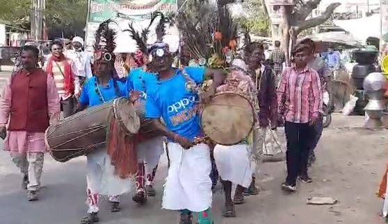 कुड़मी समुदाय के बाद अब आदिम जनजाति भी सड़कों पर, 1932 खतियान लागू करने की मांग को लेकर हजारों की संख्या में पहुंचे जिला समाहरणालय