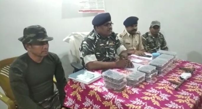 नक्सलियों के अड्डे पर छापेमारी, कई हथियार बरामद  