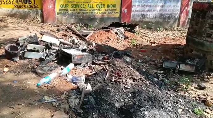 धनबाद : देर रात सैलून में लगी आग, हजारों की संपत्ति स्वाहा