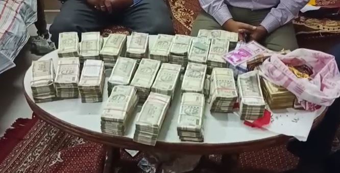 आय से अधिक संपत्ति के मामले में कार्यपालक अभियंता के घर छापा,  53 लाख से भी ज्यादा रुपए बरामद  