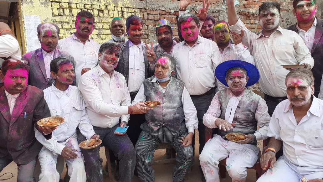 बार एसोसिएशन में होली मिलन समारोह में होली गाने की धुन पर जमकर ठुमके लगाए अधिवक्ताओं ने