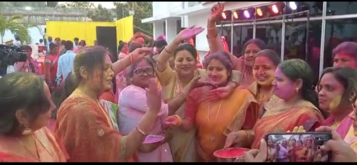कोयलांचल में होली के रंग हज़ार, कही झलकूटन तो कही बार बालाओं का डांस