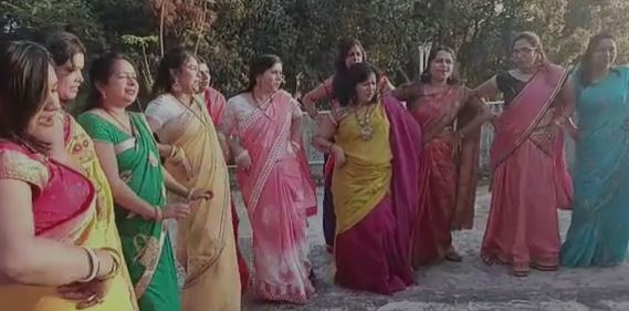 गुमला में होली की धूम, महिलाओं ने मस्ती में लगाए ठुमके, हुड़दंगियों को दी सीख