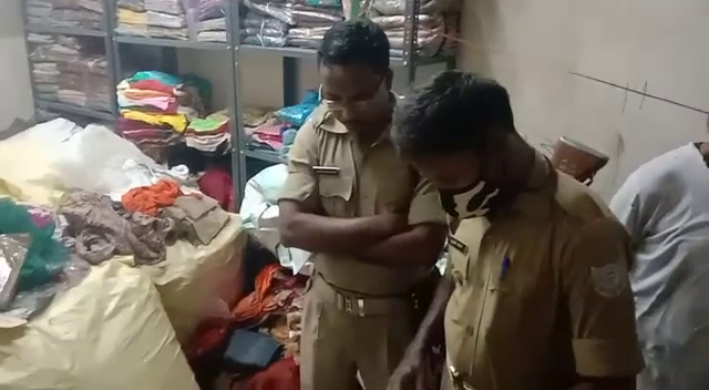 गोदाम में अलमीरे के हैंडल पर इस हाल में लटका मिला संतोष..., हत्या या आत्महत्या !