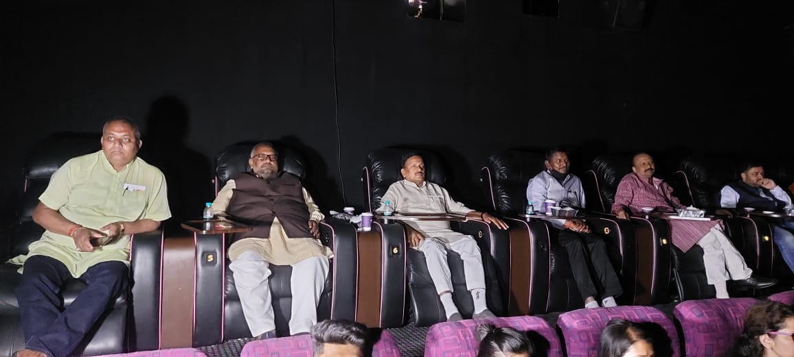 केंद्रीय मंत्री अर्जुन मुंडा के साथ प्रदेश भाजपा के नेताओं ने देखी फ़िल्म द कश्मीर फाइल्स