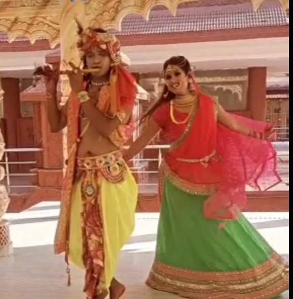 चली मैं होली खेलने आज बंशीवाले के साथ,   देखिए राधा कृष्ण की होली नृत्य