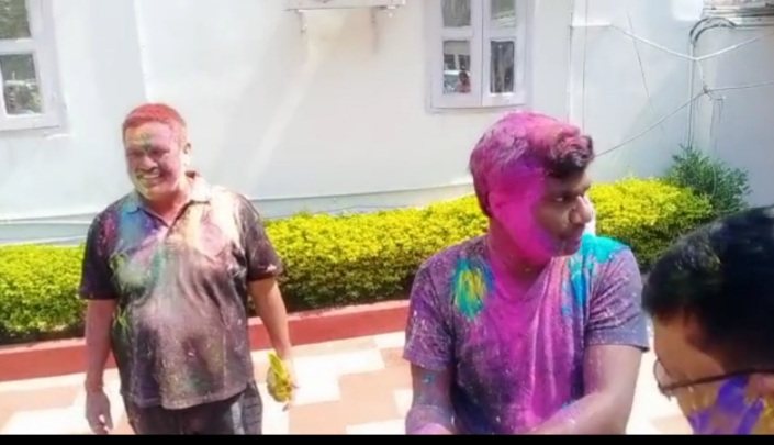 होली गीत पर डीसी ने बजाया झाल,  तो एसपी-डीेसपी ने लगाए ठुमके, देखिए वीडियो