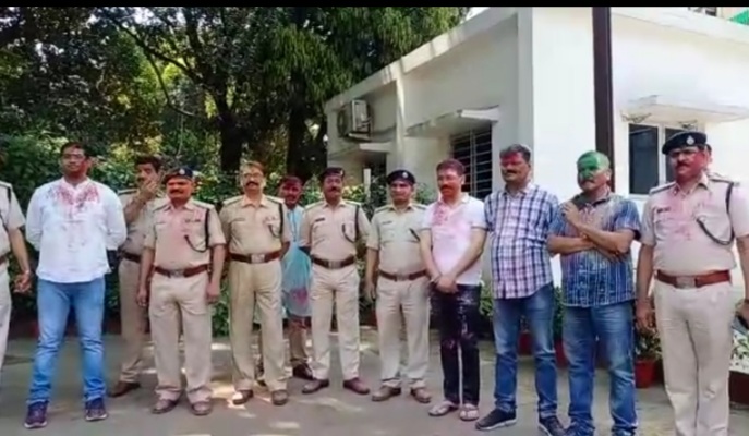 एसएसपी आवास पर पुलिस जवानों ने खेली होली, एक-दूसरे को रंग -अबीर लगा कर दी बधाई