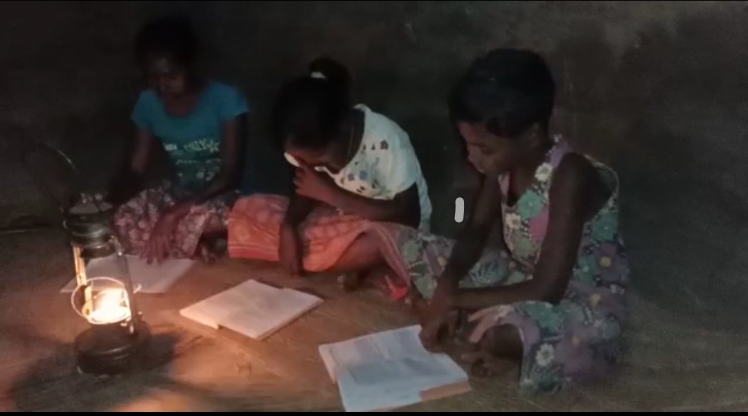 ढिबरी युग में झारखंड का यह इलाका, नहीं पहुंची बिजली, शाम होते ही अंधेरे में जीते लोग