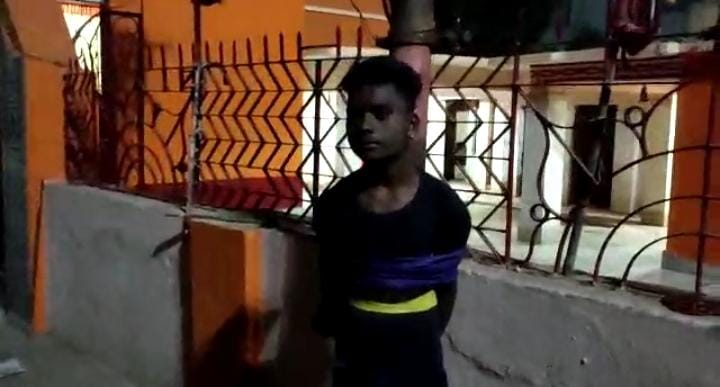 दुमका के शिव मंदिर में चोरी, चांदी के मुकुट सहित लाख रुपए के सामान पार, एक चोर धराया