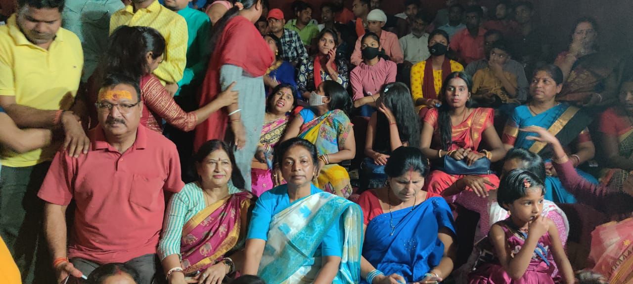 दुमका : पूर्व मंत्री लुईस मरांडी के साथ भाजपा कार्यकर्ताओं ने देखी "द कश्मीर फाइल्स" मूवी